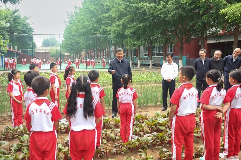 2023年5月31日，習近平總書記在北京育英學校同小學生們親切交流。