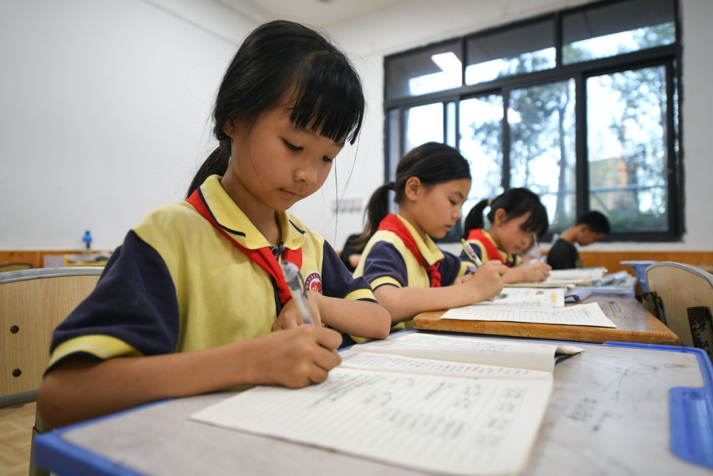 5月30日，學(xué)生在之江小學(xué)“留守兒童之家”寫作業(yè)。