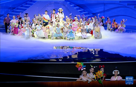 6月1日，演員在“我和祖國(guó)一起成長(zhǎng)”主題演出活動(dòng)中表演。新華社記者 金良快 攝
