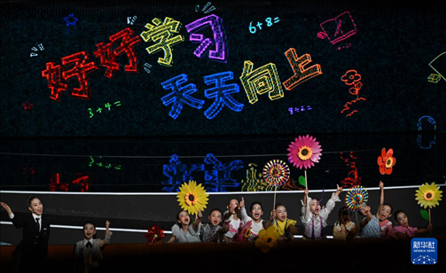 6月1日，演員在“我和祖國(guó)一起成長(zhǎng)”主題演出活動(dòng)中表演。新華社記者 金良快 攝