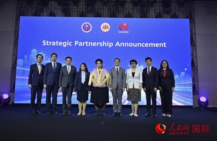 數(shù)字人才峰會現(xiàn)場。左五為泰國高等教育、科學(xué)、研究和創(chuàng)新部長素巴瑪·伊沙拉帕迪，右三中國駐泰國大使館教育參贊許蘭，右四為華為泰國技術(shù)有限公司總經(jīng)理李雄偉。人民網(wǎng)記者 簡承淵攝