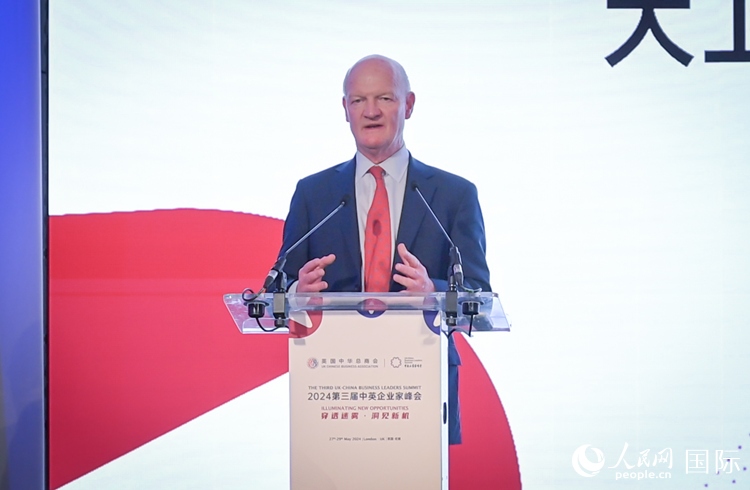 英國(guó)前負(fù)責(zé)大學(xué)與科研事務(wù)的國(guó)務(wù)大臣、英國(guó)皇家學(xué)會(huì)院士大衛(wèi)·威利茨致辭。人民網(wǎng) 郭錦標(biāo)攝