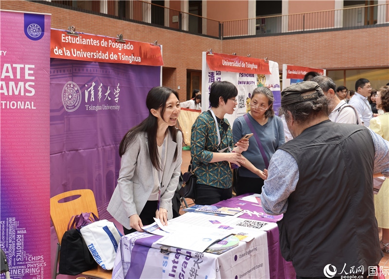 旅西華人華僑在展臺(tái)前咨詢。人民網(wǎng)記者 顏歡攝