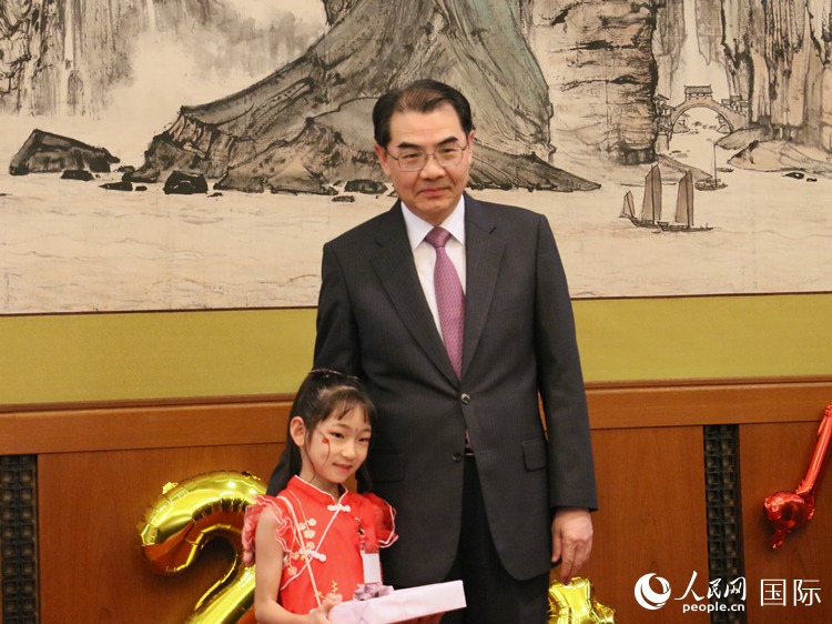 吳江浩大使向中文朗誦比賽獲獎(jiǎng)選手代表贈(zèng)送書(shū)籍。人民網(wǎng) 許可攝