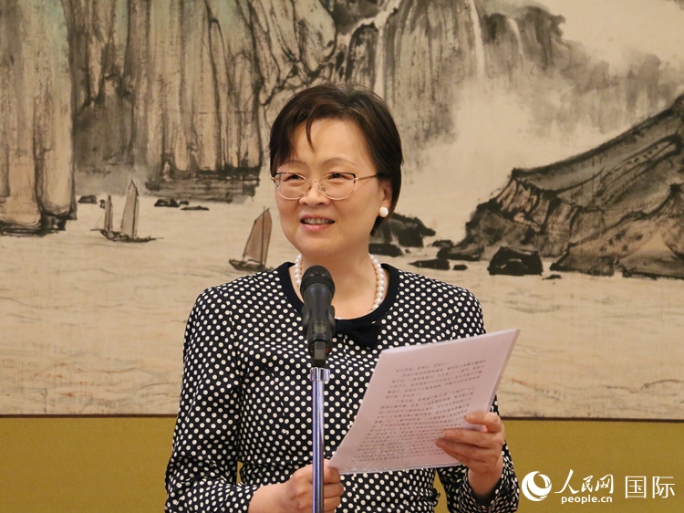 大使夫人丁玥致辭。人民網(wǎng) 許可攝