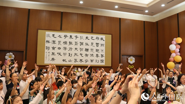 小朋友們合唱《明天會(huì)更好》。人民網(wǎng) 許可攝