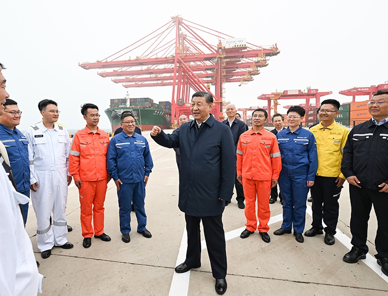 △2024年5月22日，習近平總書記在山東省日照港親切慰問港口科技工作者、運營人員、航運人員。