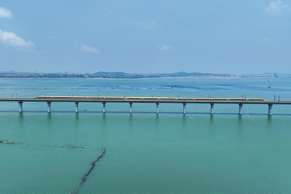 △2023年6月28日，CR450動(dòng)車組試驗(yàn)列車在湄洲灣跨海大橋交會(huì)運(yùn)行，單列最高運(yùn)行時(shí)速達(dá)到453公里。