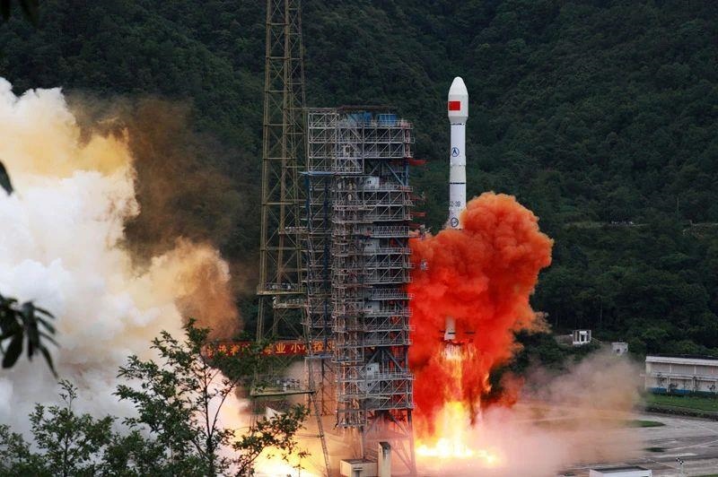 △2020年6月23日，我國北斗三號(hào)全球衛(wèi)星導(dǎo)航系統(tǒng)最后一顆組網(wǎng)衛(wèi)星在西昌衛(wèi)星發(fā)射中心點(diǎn)火升空。同年7月，北斗三號(hào)系統(tǒng)正式開通全球服務(wù)，“中國的北斗”真正成為“世界的北斗”。