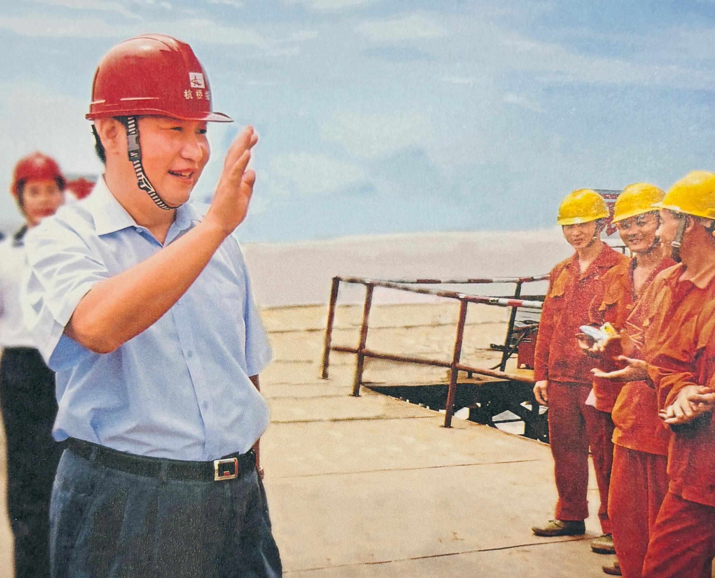 △2006年7月12日，習(xí)近平在杭州灣跨海大橋嘉興市海鹽段建設(shè)工地慰問工人。