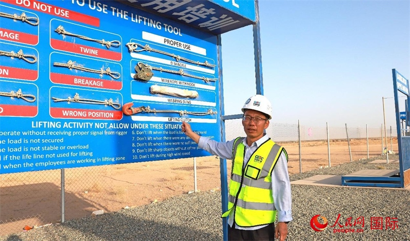 中國能建國際工程公司副總經(jīng)理兼阿爾舒巴赫電站項(xiàng)目經(jīng)理熊高峽展示安全培訓(xùn)中心設(shè)施。人民網(wǎng)記者 管克江攝