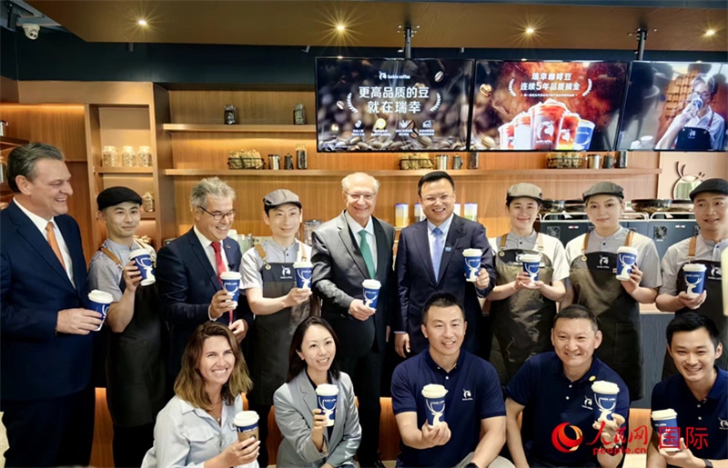 巴西副總統(tǒng)阿爾克明在北京某咖啡店推廣巴西咖啡。人民網記者 符園園攝