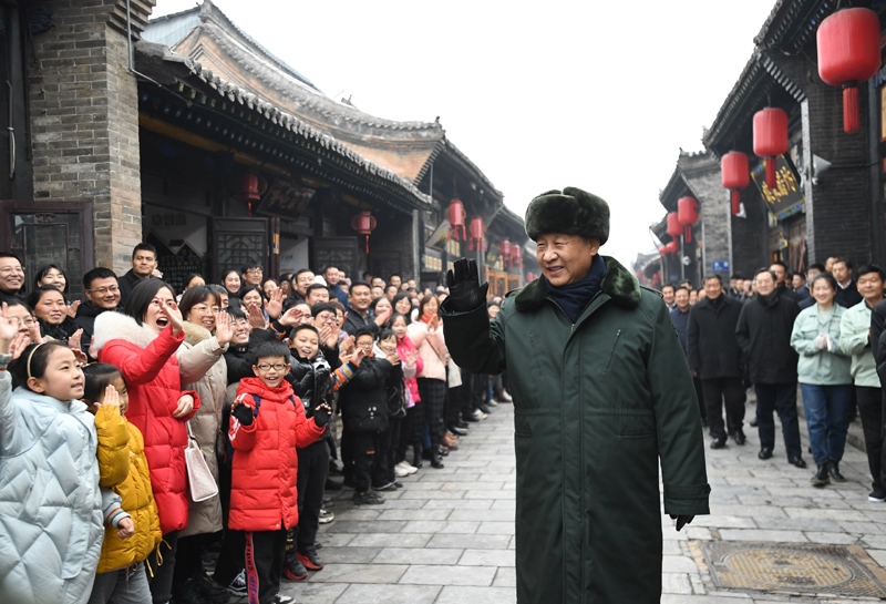 2022年1月27日，習(xí)近平總書(shū)記在山西平遙古城向現(xiàn)場(chǎng)群眾揮手致意。