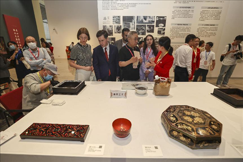 2023年5月28日，北京，推光漆器匠人為駐華使節(jié)展示技藝。
