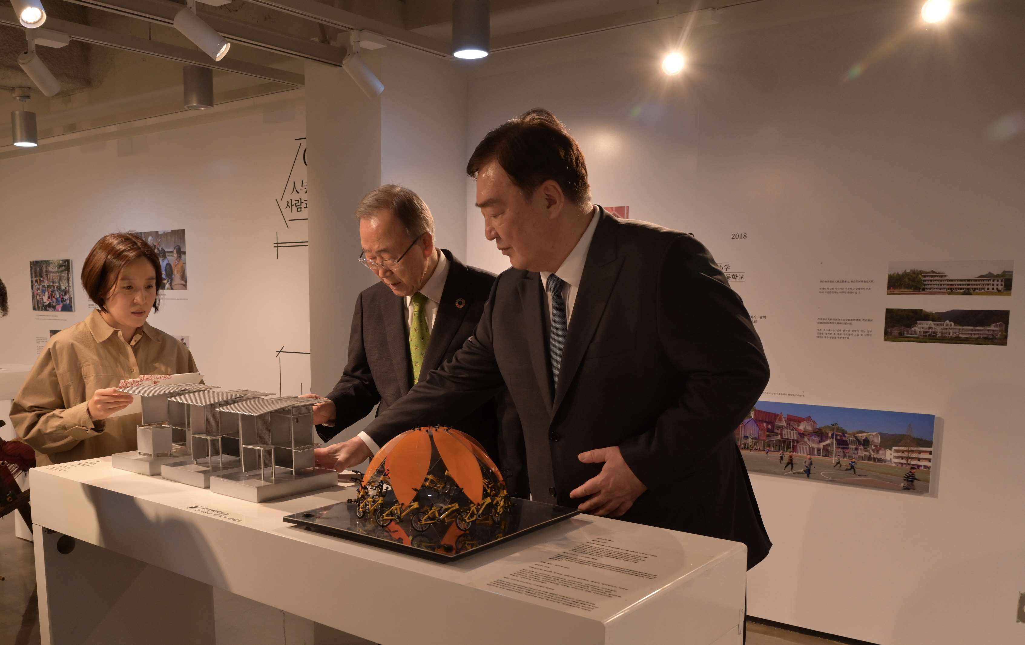 邢海明（右一）與潘基文共同參觀《自然生活傳承——美麗中國(guó)特展》。首爾中國(guó)文化中心供圖