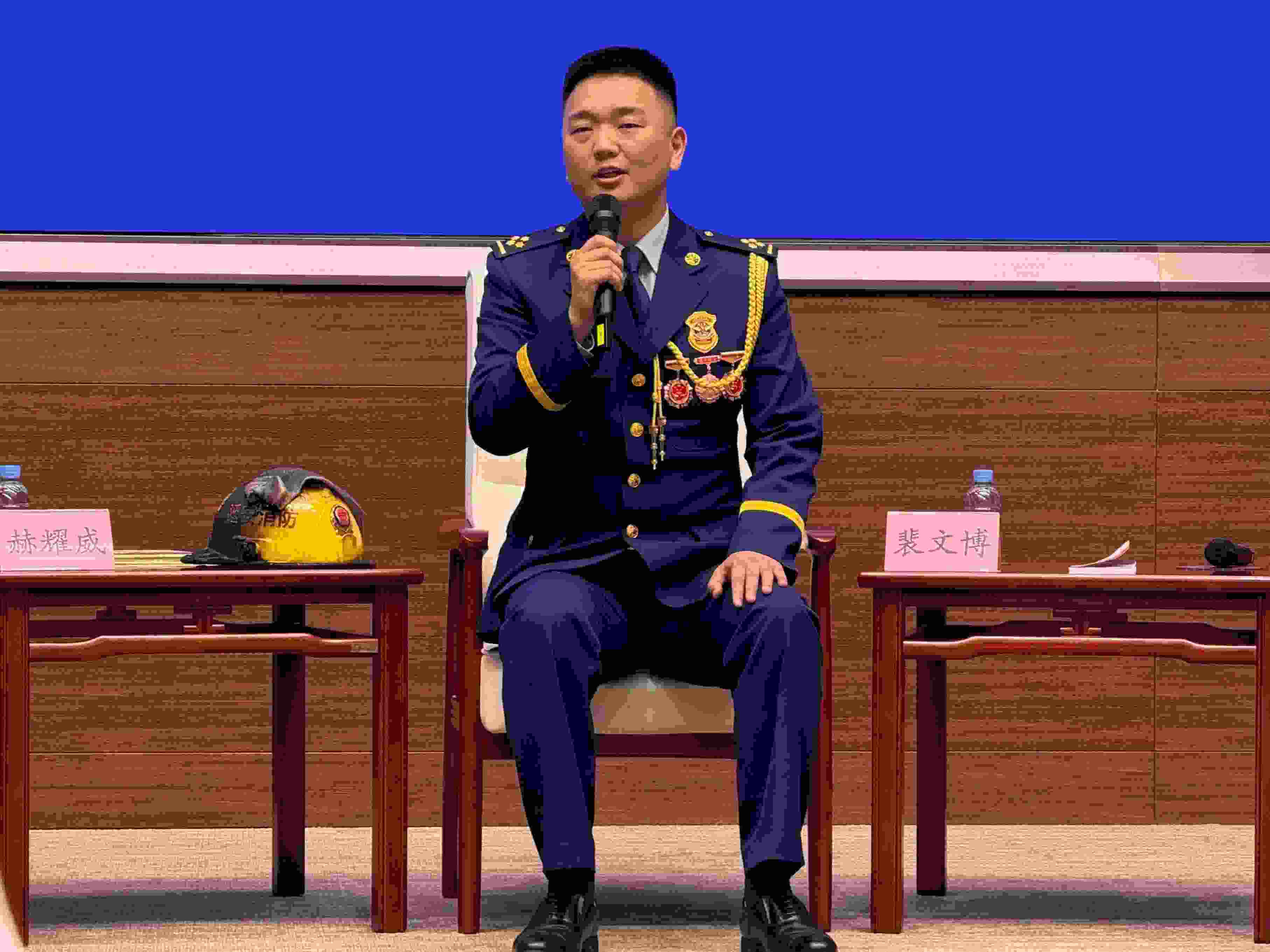 寶塔消防救援站政治指導(dǎo)員裴文博在回答記者提問。人民網(wǎng)記者 郝萍攝