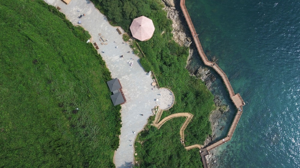 2023年8月16日，長(zhǎng)?？h小長(zhǎng)山島小水口森林公園一角（無人機(jī)照片）。新華社記者 陳為 攝