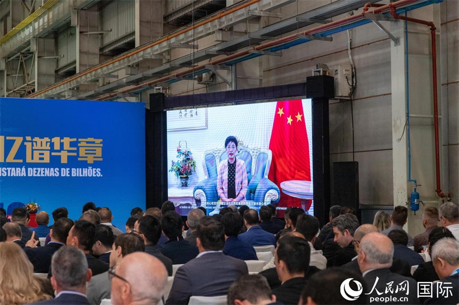 中國駐里約熱內(nèi)盧總領(lǐng)事田敏在視頻致辭中表示，中國是米納斯吉拉斯州第一大貿(mào)易伙伴和重要投資來源國。近年來，雙方在貿(mào)易投資、科技創(chuàng)新、裝備制造、人文交流等領(lǐng)域開展了富有成果的合作。 人民日?qǐng)?bào)社拉美中心分社 威廉·科埃略·維亞納攝