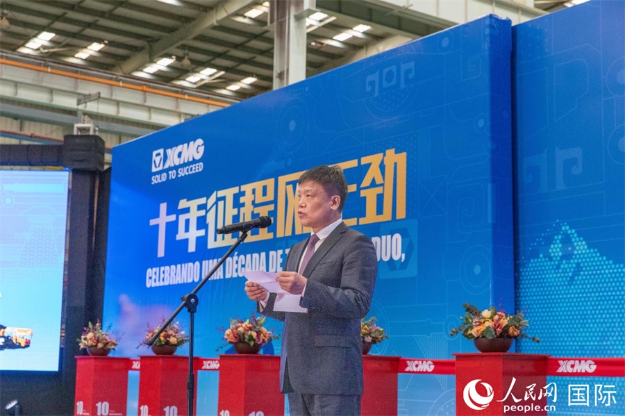 中國貿(mào)促會(huì)駐巴西代表處總代表郭英會(huì)在致辭中表示，過去十年，中巴經(jīng)貿(mào)關(guān)系迅猛發(fā)展，數(shù)百家中國企業(yè)進(jìn)入巴西，投資巴西，為巴西的經(jīng)濟(jì)建設(shè)貢獻(xiàn)中國企業(yè)的力量。 人民日?qǐng)?bào)社拉美中心分社 威廉·科埃略·維亞納攝