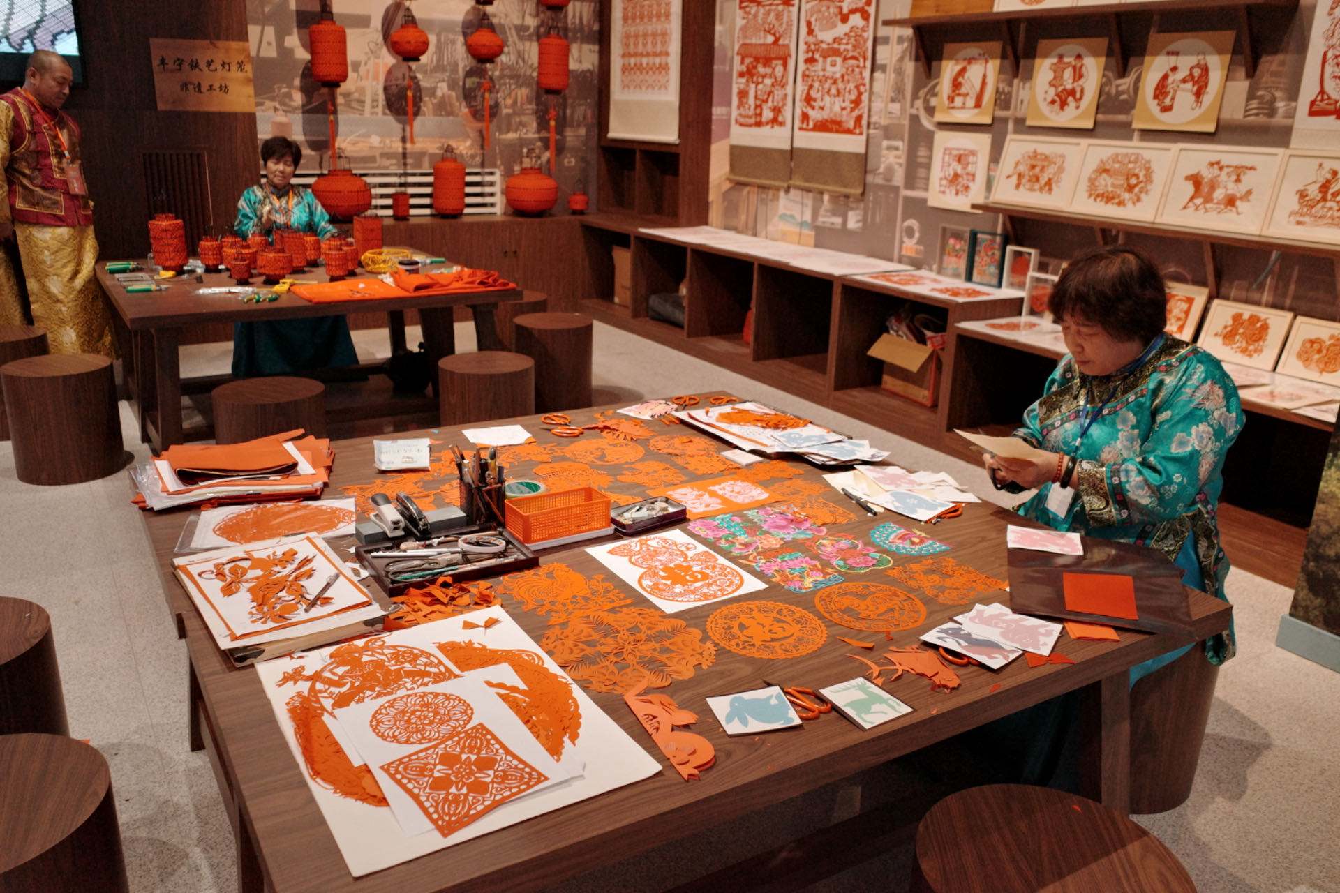 “氣象萬(wàn)千——中國(guó)非遺保護(hù)實(shí)踐主題展”上，非遺傳承人現(xiàn)場(chǎng)展示。人民網(wǎng)記者 劉微攝