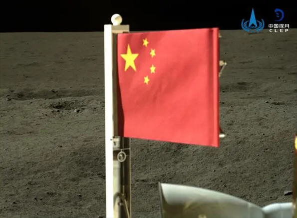 五星紅旗在落于月背的嫦娥六號探測器上展開。