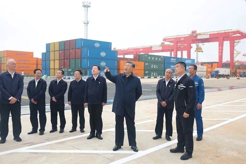 2024年5月22日，習近平總書記在山東日照港察看全自動化集裝箱碼頭作業(yè)場景。