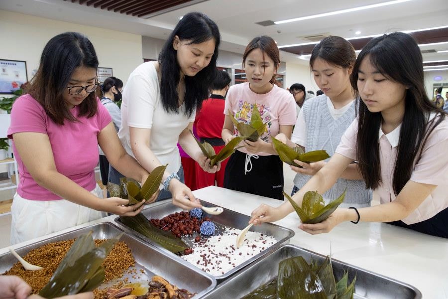 2024年6月1日，海峽兩岸青年學生在華東師范大學包粽子、做香囊，體驗傳統(tǒng)文化。