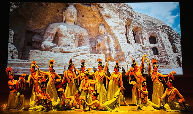展演現(xiàn)場，同學(xué)們在表演節(jié)目《云岡飛天印象》。校方供圖