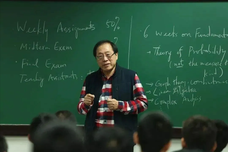 △姚期智為清華大學(xué)學(xué)生授課。