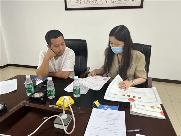 成都市溫江區(qū)市場監(jiān)管局在區(qū)農(nóng)副產(chǎn)品流通交易中心為商戶上門辦理“個轉(zhuǎn)企”登記。成都市市場監(jiān)管局供圖