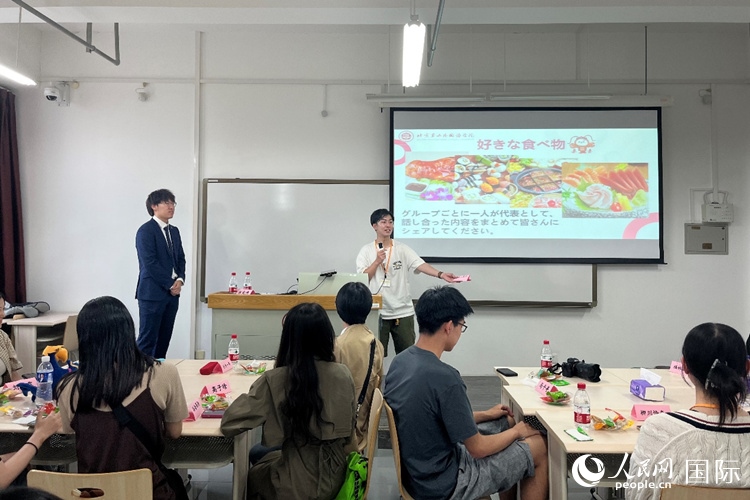 中日大學(xué)生交流討論。人民網(wǎng)記者 陳思攝