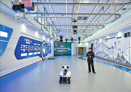 在雄安科創(chuàng)中心中試基地，北京普龍科技有限公司工作人員在展示巡檢機(jī)器人（2024年3月28日攝）牟宇攝/本刊