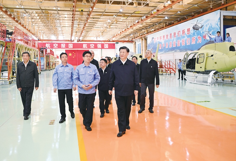 2023年10月10日至13日，中共中央總書記、國家主席、中央軍委主席習近平在江西考察。這是11日上午，習近平在景德鎮(zhèn)市昌河飛機工業(yè)（集團）有限公司考察。 新華社記者 燕雁/攝