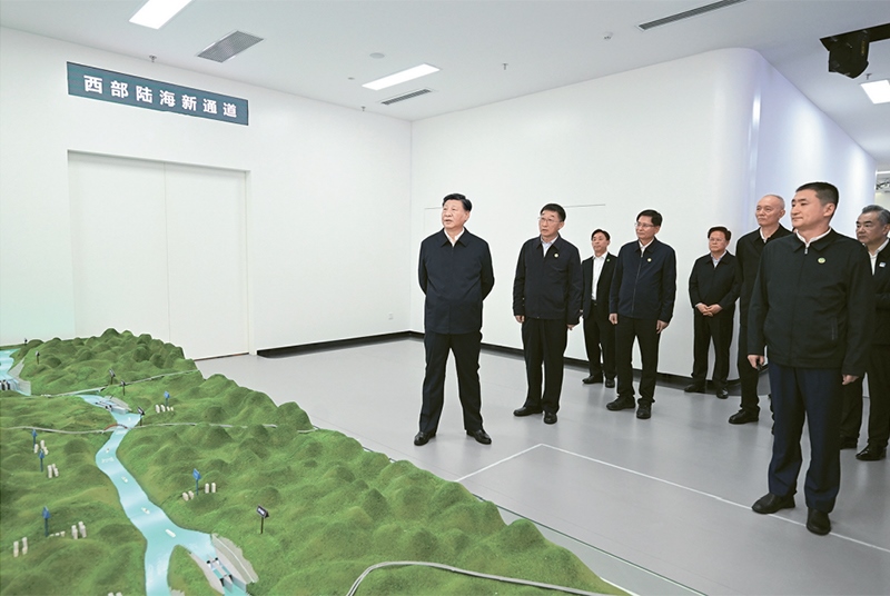 2023年12月14日至15日，中共中央總書記、國家主席、中央軍委主席習近平在廣西考察。這是14日上午，習近平在南寧市考察中國—東盟信息港股份有限公司，結(jié)合平陸運河沙盤聽取西部陸海新通道骨干工程建設(shè)匯報。 新華社記者 謝環(huán)馳/攝