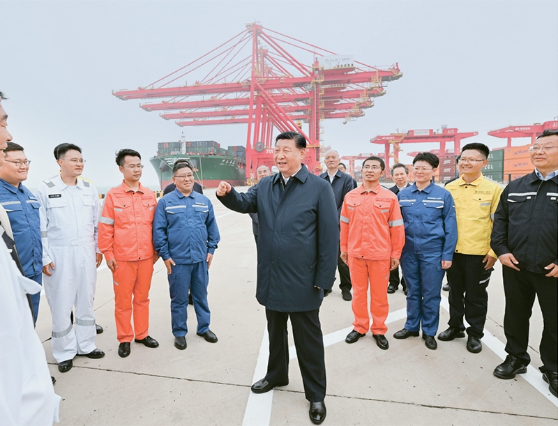 2024年5月22日至24日，中共中央總書記、國家主席、中央軍委主席習近平在山東考察。這是22日下午，習近平在日照港親切慰問港口科技工作者、運營人員、航運人員。 新華社記者 謝環(huán)馳/攝
