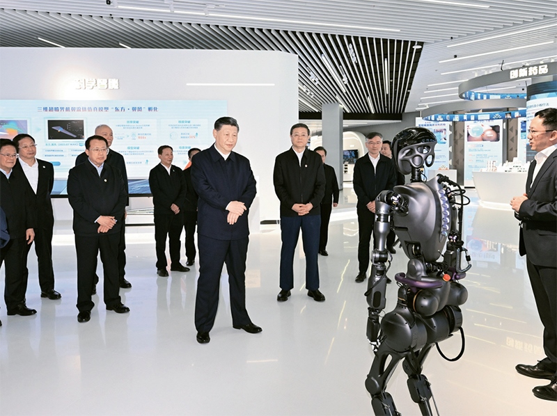 2023年11月28日至12月2日，中共中央總書記、國家主席、中央軍委主席習近平在上?？疾?。這是11月28日下午，習近平在浦東新區(qū)張江科學城參觀上?？萍紕?chuàng)新成果展。 新華社記者 謝環(huán)馳/攝