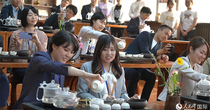 日本創(chuàng)價(jià)學(xué)會(huì)青年代表團(tuán)在新疆師范大學(xué)體驗(yàn)中國(guó)茶藝。人民網(wǎng)記者 張麗婭攝