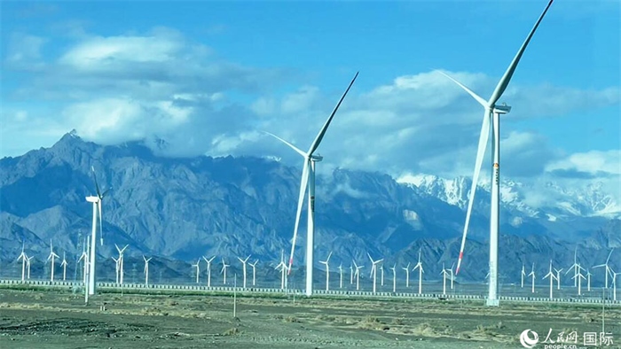 從烏魯木齊到吐魯番沿途的風(fēng)力發(fā)電設(shè)備。人民網(wǎng)記者 張麗婭攝