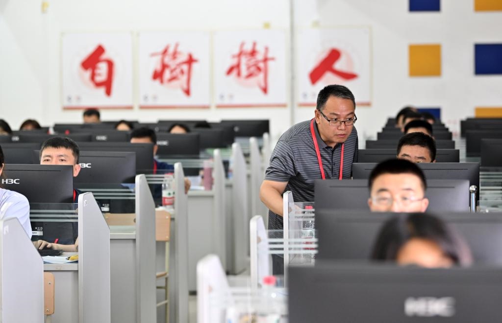 6月14日，評卷教師在天津師范大學(xué)評卷點(diǎn)評卷。新華社記者 李然 攝