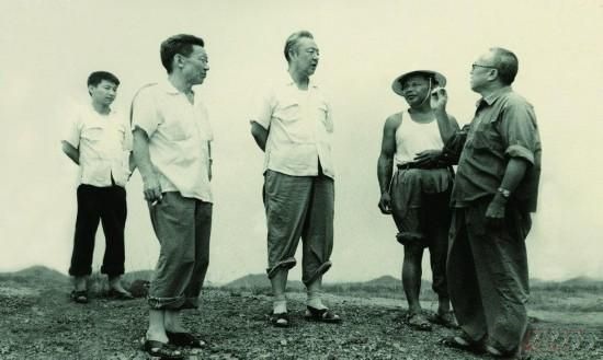 1978年8月，習(xí)仲勛（左三）在廣東惠陽農(nóng)村調(diào)研。在清華大學(xué)讀書的習(xí)近平（左一）利用暑假時間參加社會實踐，隨同父親一起下鄉(xiāng)。