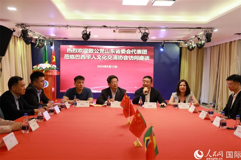 巴西華人文化交流協(xié)會主席上官劍鋒在座談會上致辭。人民網(wǎng)記者 宋亦然攝