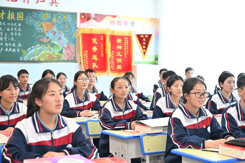 2024年6月18日，果洛西寧民族中學(xué)學(xué)生在上課。