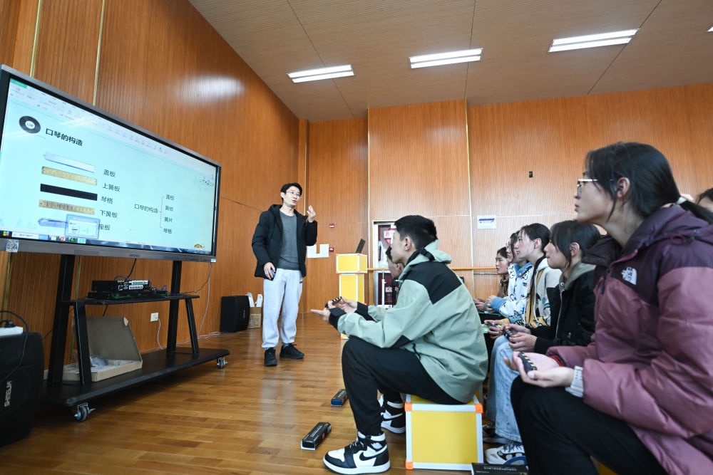 上海援青教師闞延俊在給學生上音樂課（2023年2月23日攝）。