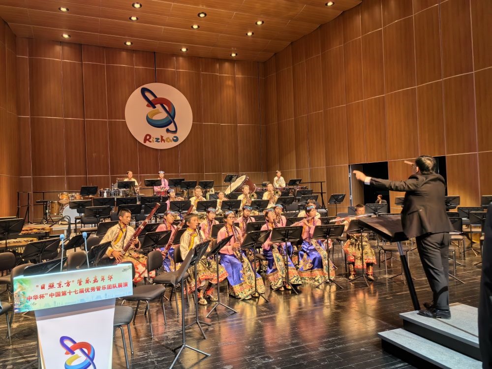 5月4日，來自果洛西寧民族中學的果洛州青少年管樂團在山東省日照市演出。