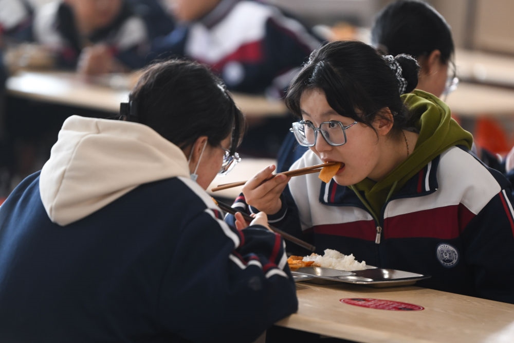 2023年2月23日，果洛西寧民族中學(xué)學(xué)生在食堂吃午飯。