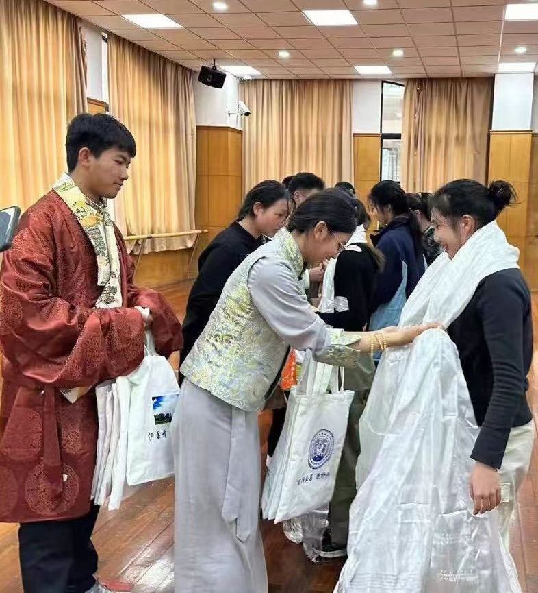 2024年1月18日，在上海市大同中學(xué)，果洛西寧民族中學(xué)學(xué)生給上海大同中學(xué)師生獻(xiàn)哈達(dá)。新華社發(fā)（果洛州教育局供圖）