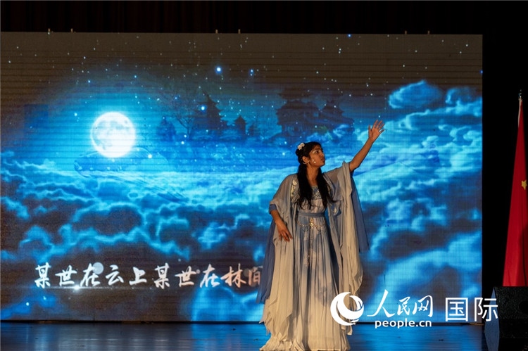 參賽選手演唱中文歌曲《左手指月》。人民日報非洲中心分社 希拉茲·莫林?jǐn)z