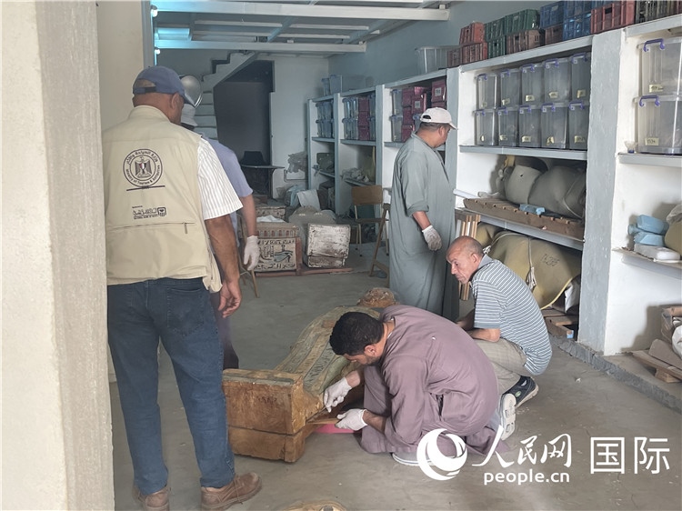 圖為中埃薩卡拉新出土文物數(shù)字化調(diào)查與研究項目團(tuán)隊在工作現(xiàn)場。薛江攝