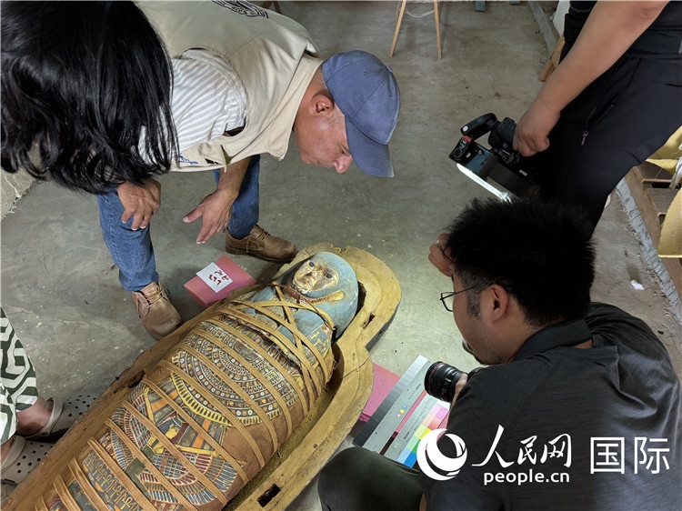 圖為中埃薩卡拉新出土文物數(shù)字化調(diào)查與研究項目團(tuán)隊在工作現(xiàn)場。薛江攝