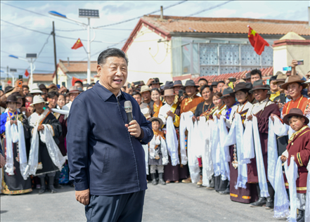 2021年6月7日至9日，習(xí)近平總書記在青?？疾臁＿@是8日下午，習(xí)近平在海北藏族自治州剛察縣沙柳河鎮(zhèn)果洛藏貢麻村考察時，同村民們親切交流。新華社記者 謝環(huán)馳 攝
